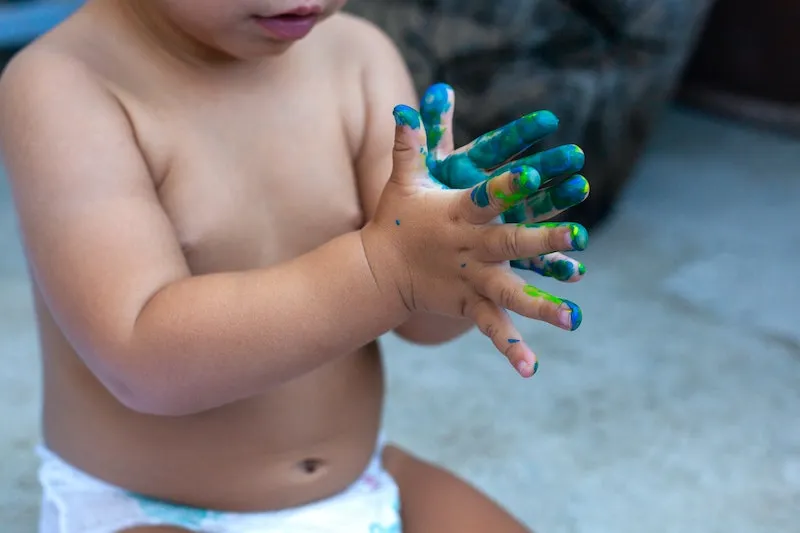 baby play with color