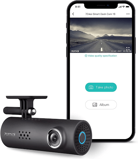 70mai Dash Cam 1S next to a smartphone running the 70mai app