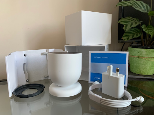 Nest Cam Battery inside the box: Nest Cam, magnetic base, mounting plate, USB charging cable, power adapter, screws x 2, wall anchors x 2, quick start guide.
