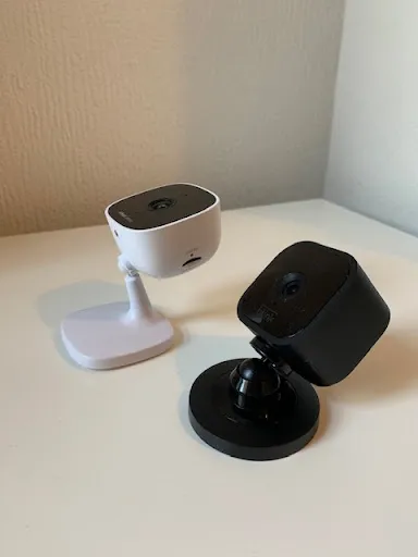 Blink Mini (black) pictured alongside AlfredCam (white) comparison 3