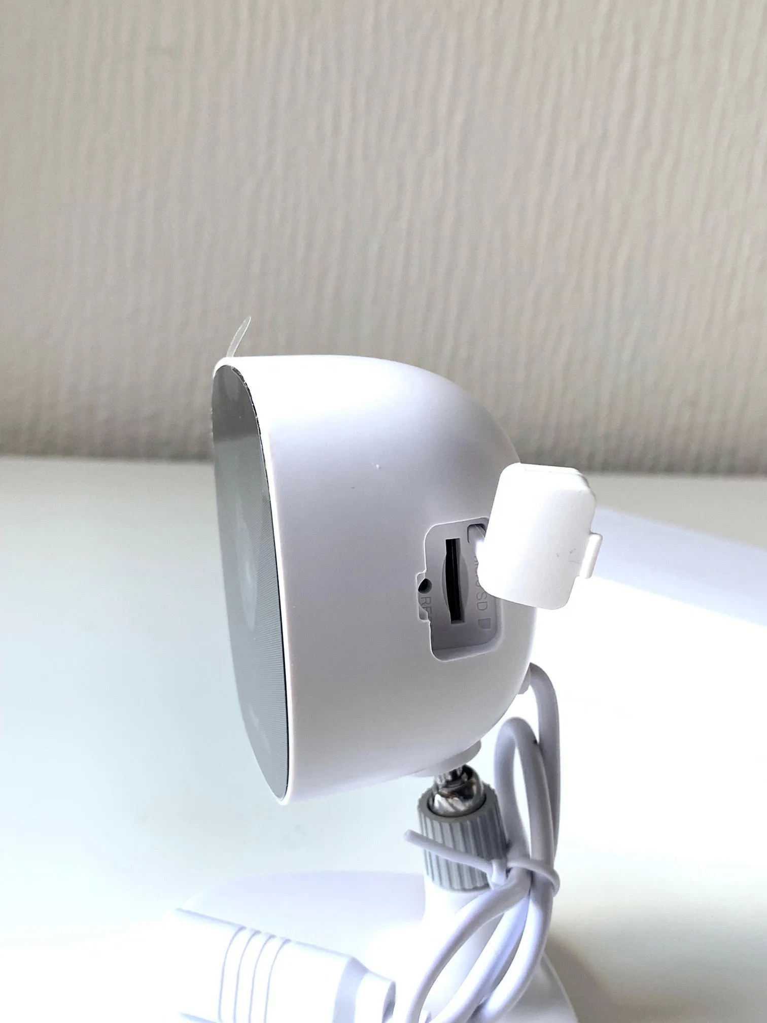 The right side of AlfredCam Plus with a sdcard slot.